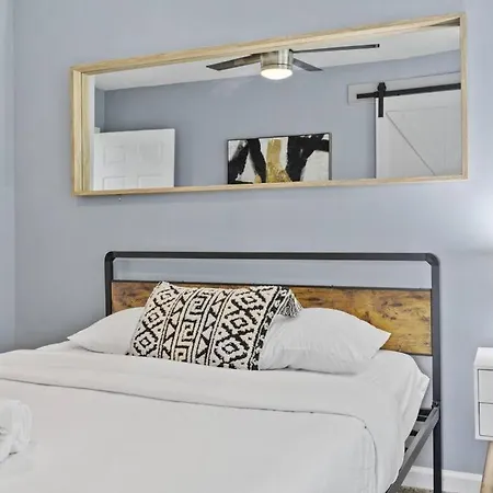 3Br Charming Home With Fireplace